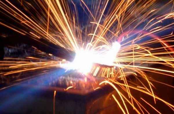 Яка витримувати відстань між електродом та металом