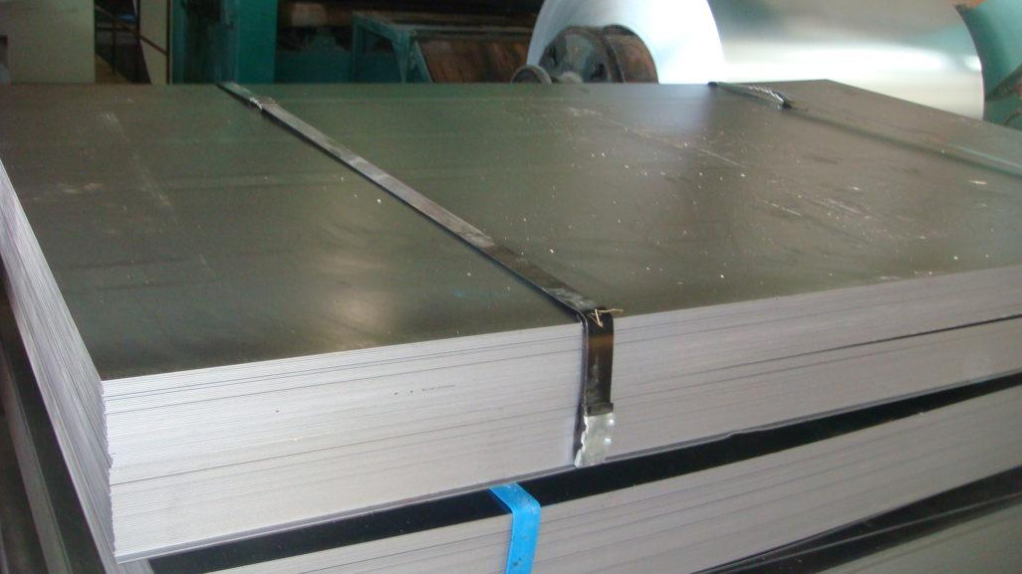 На фото показано сталеві листи.